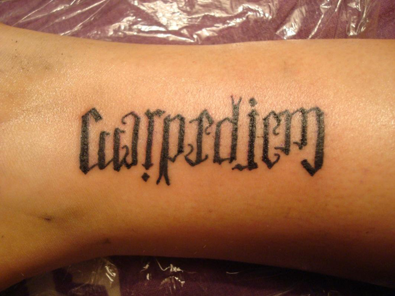 Geriausi „Ambigram“ tatuiruočių dizainai su nuotraukomis