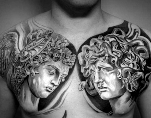 Juoda ir pilka graikų tatuiruotės dizainas ant krūtinės
