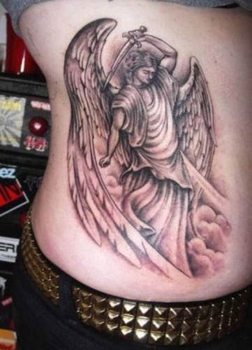 Graikų angelo tatuiruotė šone