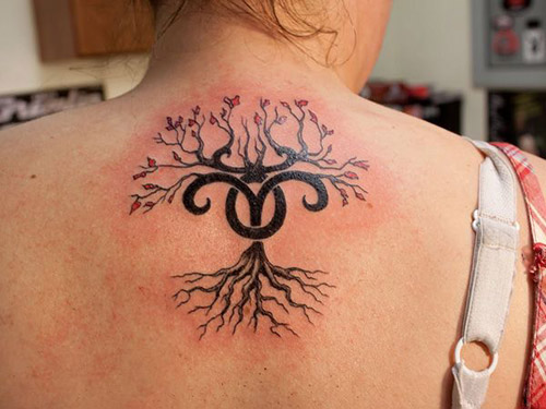 Gėlių Avino tatuiruotės moterims