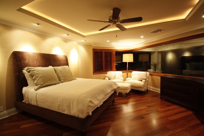 Klaidingas lubų dizainas miegamajam su ventiliatoriumi