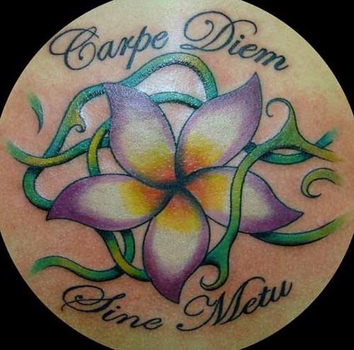 Gėlė su „Carpe Diem“ tatuiruote