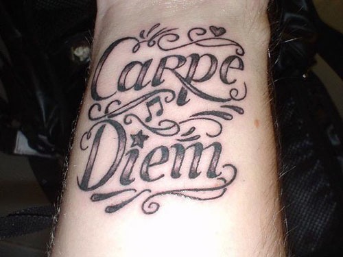 „Carpe Diem“ muzikos tatuiruotė