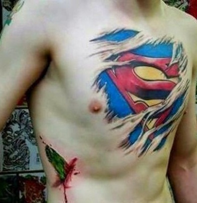 Super herojaus krūtinės tatuiruotės