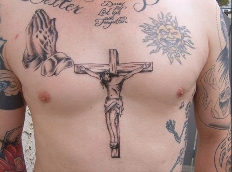Religinis tatuiruotės dizainas ant krūtinės