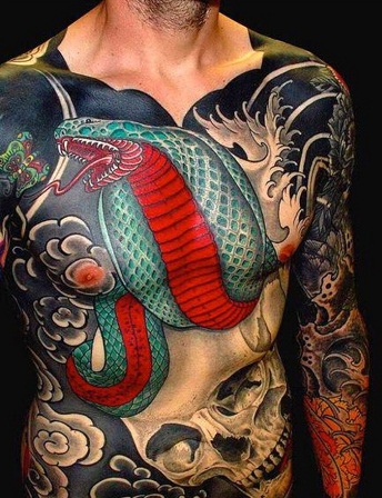 Gyvatės ir kaukolės tatuiruotė
