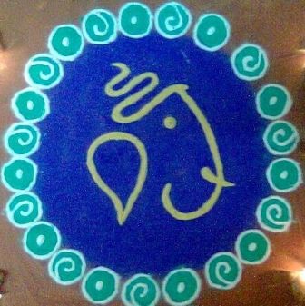 „Rangoli“ dizainas su „Idol“ įvaizdžiu