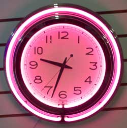 Rožinis neoninis laikrodis