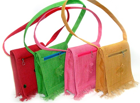 Įvairių spalvų džiuto maišeliai