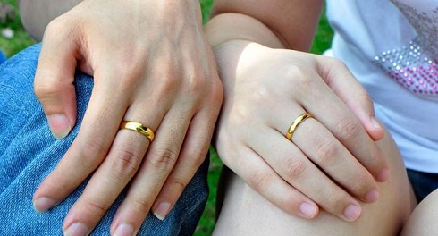 Paprasti auksiniai sužadėtuvių žiedai poroms
