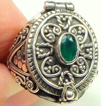 Viduramžių sidabro žiedas iš smaragdo