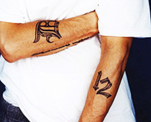 Eminem D šrifto tatuiruotė ant dešinės rankos