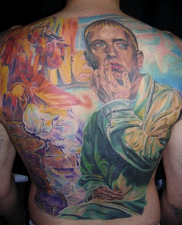 Vandens spalva Eminemo tatuiruotė su savo nuotrauka