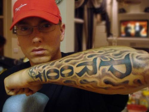 „Eminem Proof Tattoo“ šriftas ant rankos