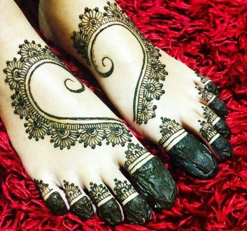 Pusė ir pusė pėdų „Mehndi“ sužadėtuvių dizainas