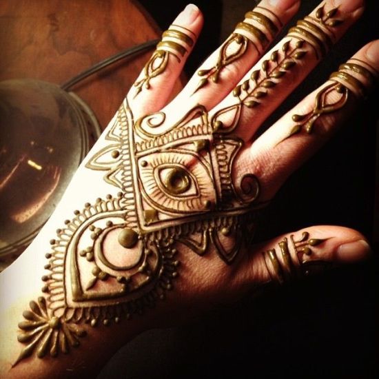 „Egyptian Eye Mehndi“ dizainas sužadėtuvėms