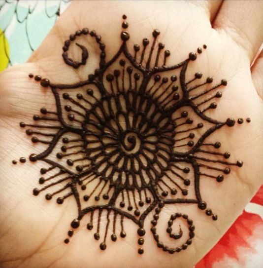 „Spider Web Mehndi“ sužadėtuvių dizainas