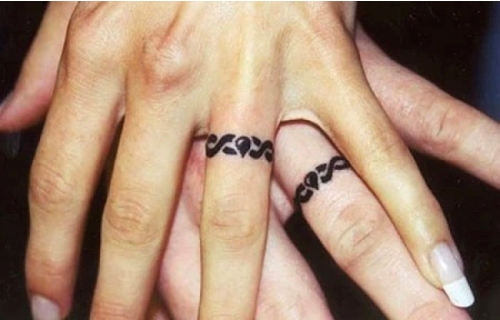 Suderintos žiedų pirštų tatuiruotės moterims