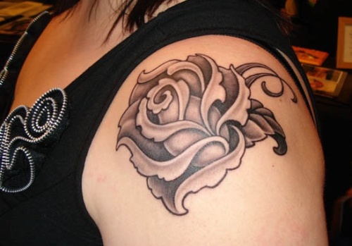 Rožių gėlių tatuiruotės mergaitėms