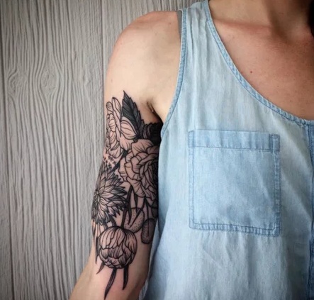 Mėlynos gėlės tatuiruotės ant rankos