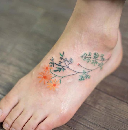Gėlių tatuiruotės dizainas ant kojų