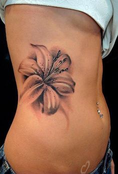 Hibisko gėlių tatuiruotė