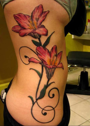 Lelijų gėlių tatuiruotės moterims
