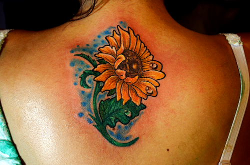 Saulės gėlių tatuiruotės ant nugaros