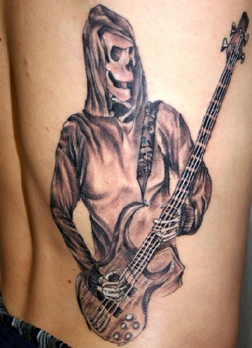 Roko žvaigždės skeletas su gitaros tatuiruote