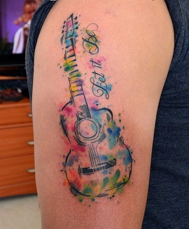 Spalvingas gitaros tatuiruotės dizainas