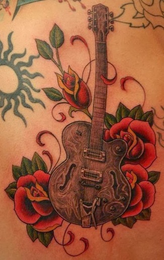 Gitaros ir gėlių tatuiruotė mergaitėms