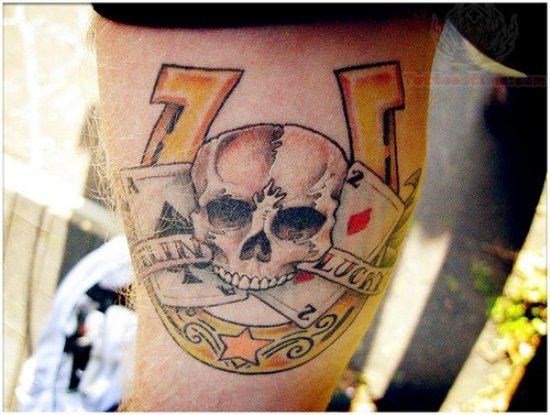 „Hotness“ iš naujo įkelta pasagos tatuiruotės dizainas