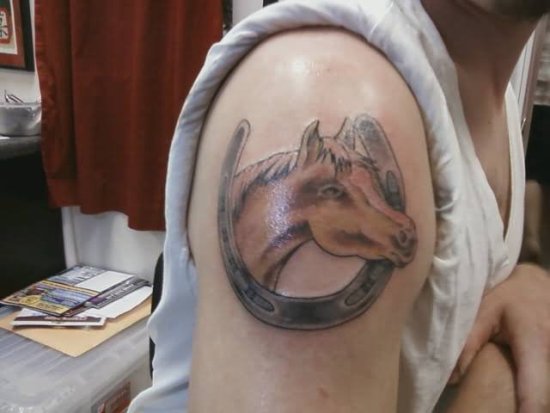 Drąsus ir gražus pasagos tatuiruotės dizainas