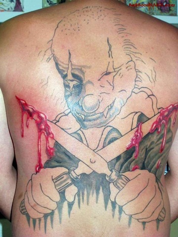 Baisi klounų žudikų tatuiruotė ant vyrų nugaros