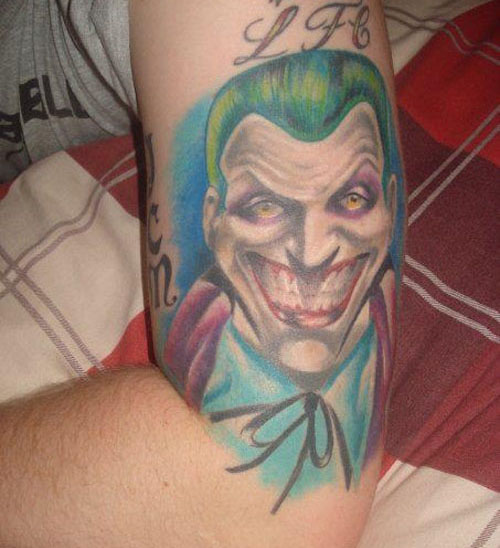 Džokerio šypsenos tatuiruotė ant rankų