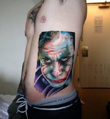Heath Ledger Joker tatuiruotė šone