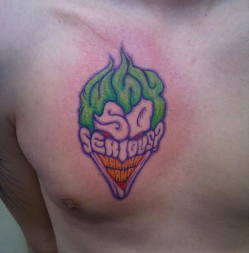 Džokerio frazės tatuiruotė ant krūtinės