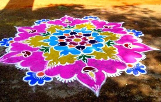 Spalvingas Kolangal Rangoli dizainas