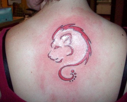 Blizgi Leo tatuiruotė ant nugaros moterims