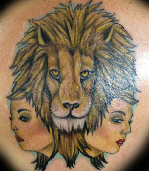 Liūtas su dviejų veidų tatuiruote