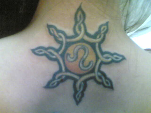 Saulės tatuiruotė su Liūto zodiako simboliu