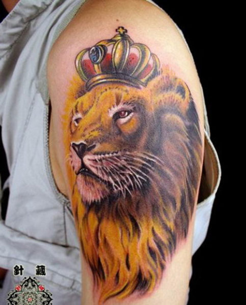 Karūnuota liūto tatuiruotė vyrams su pusiau rankovėmis