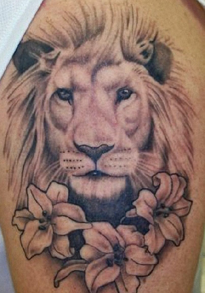 Liūto liūto tatuiruotė su gėlėmis