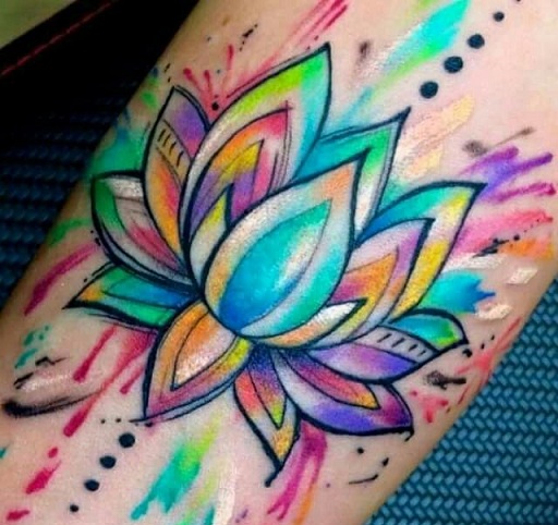 Bacak Üzerine Çok Renkli Lotus Çiçeği Dövmeleri