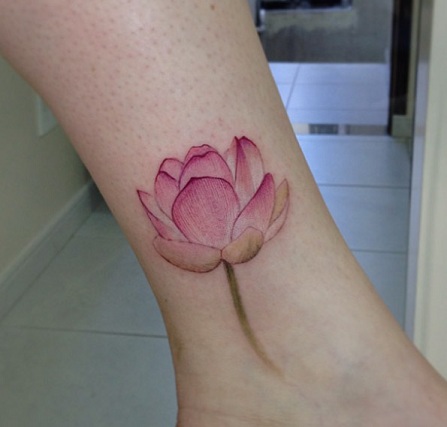 Zarif Kutsal Lotus Çiçeği Dövme Tasarımı