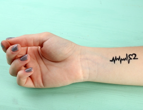 Širdies plakimo meilės tatuiruotės dizainas