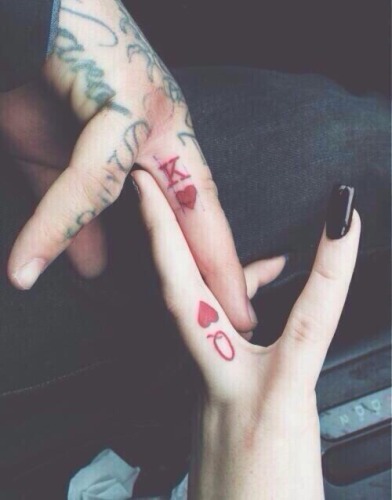 Meilės simbolių tatuiruotės pirštais
