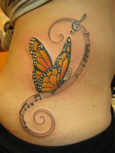 Muzikinės natos drugelio tatuiruotė