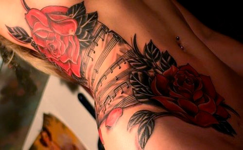 Muzikos gėlių tatuiruotės dizainas ant šono