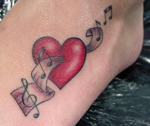 Raudonos širdies muzikos tatuiruotė moterų pėdai